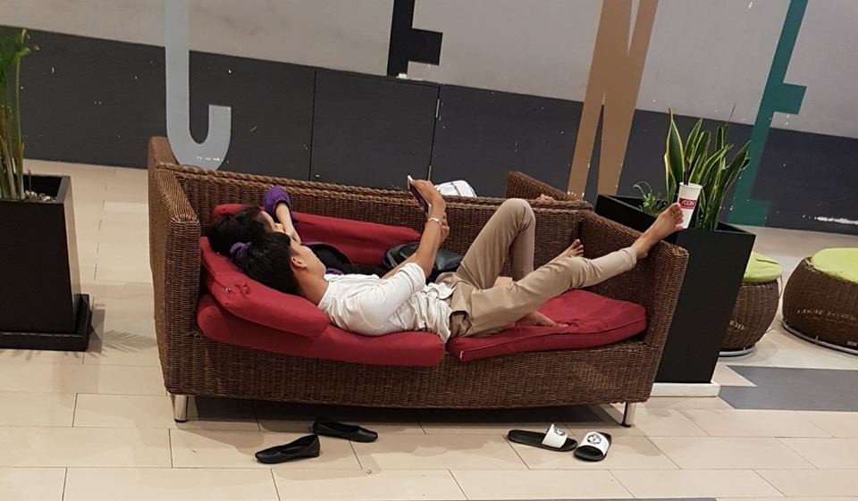 Cặp đôi thản nhiên thể hiện tình cảm nồng thắm giữa quán cà phê khiến nhiều người ngại ngùng